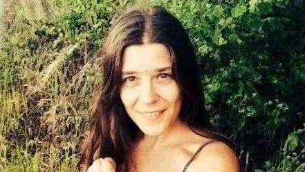 Nina Kutina vivia em caverna na Índia com duas filhas pequenas  por Reprodução