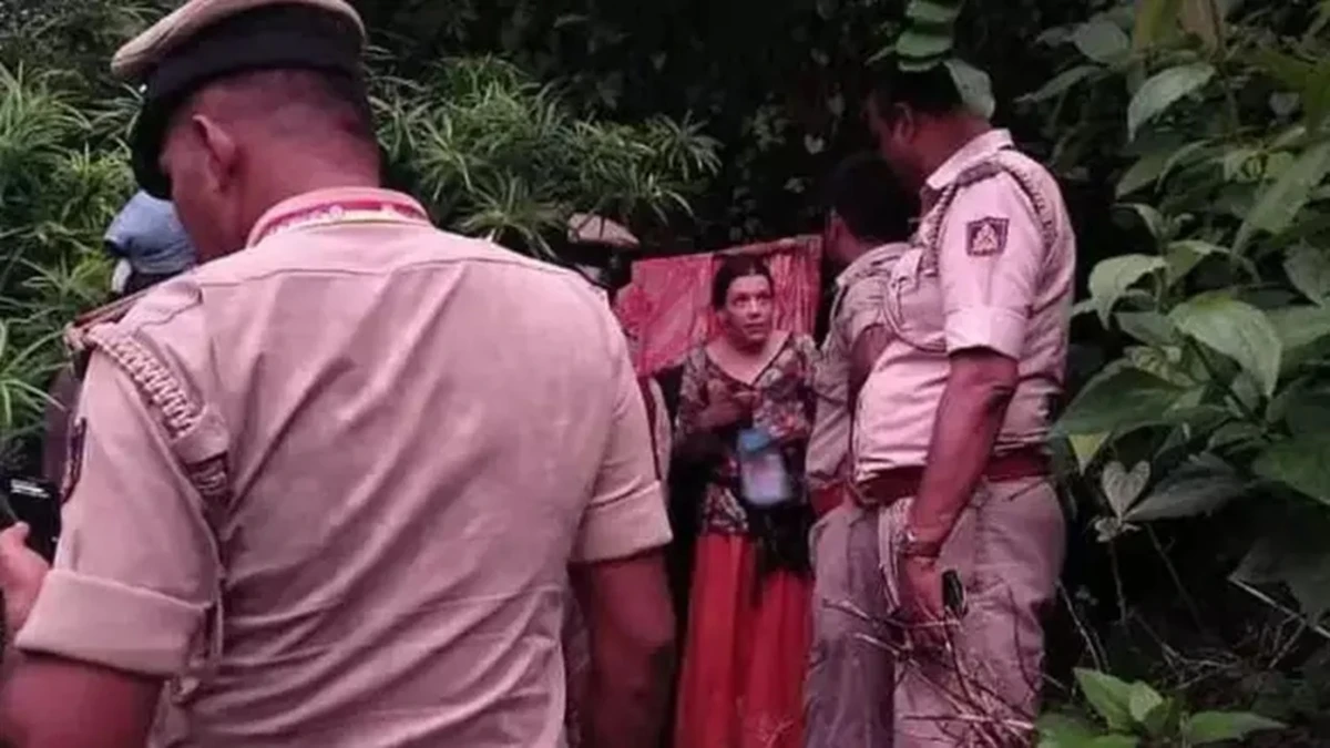 Nina Kutina vivia em caverna na Índia com duas filhas pequenas  por Reprodução