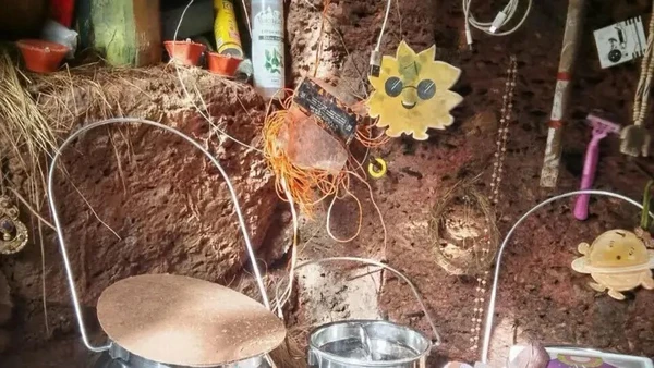 Nina Kutina vivia em caverna na Índia com duas filhas pequenas  por Reprodução