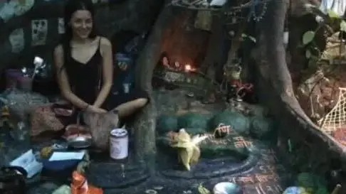 Nina Kutina vivia em caverna na Índia com duas filhas pequenas  por Reprodução