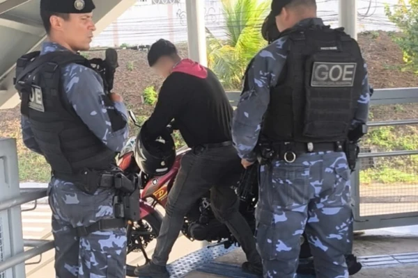 Ttransitar com o veículo sobre passarelas é classificado como infração gravíssima