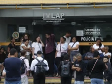 Imagem - Famílias reclamam de falta de informação: 'A gente quer pelo menos ter o direito de enterrar'