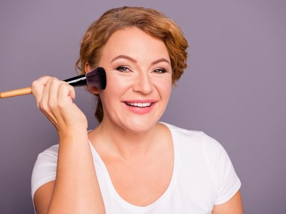 Imagem - 4 mitos e verdades do pó facial em peles maduras