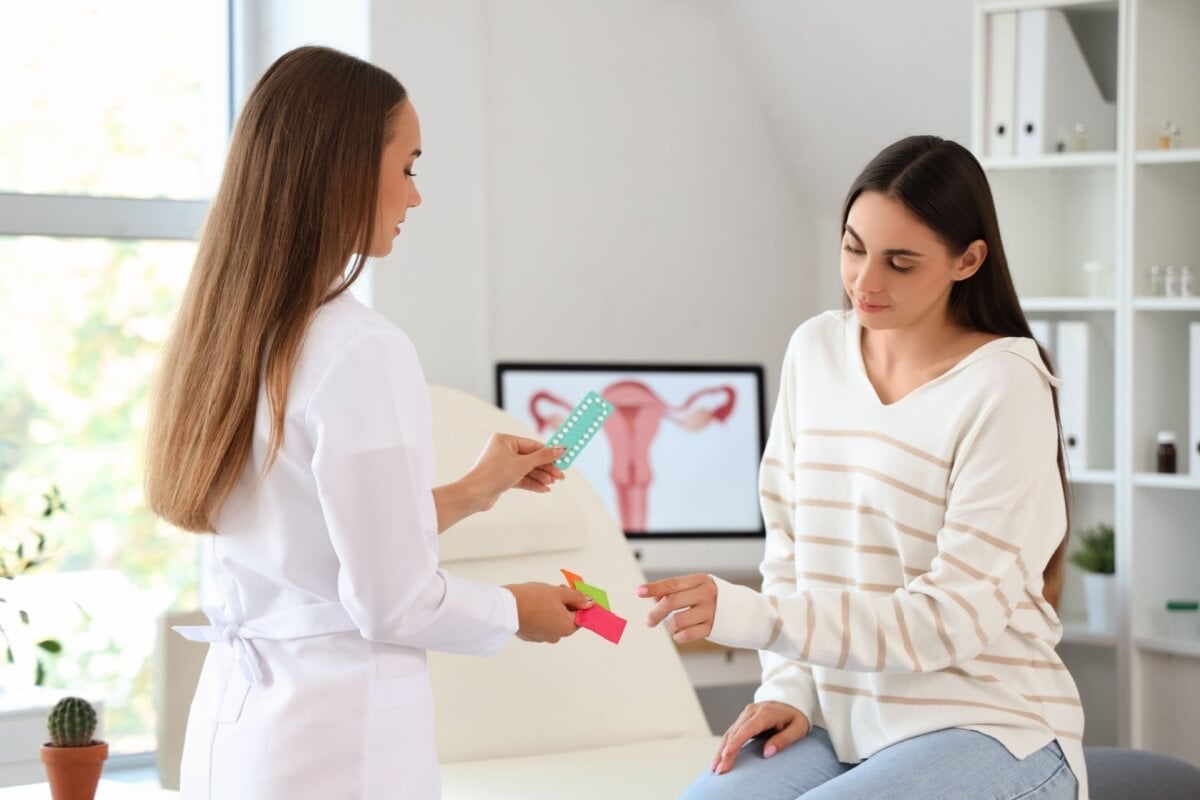 As consultas com o ginecologista são importantes para a saúde das mulheres (Imagem: Pixel-Shot | Shutterstock)