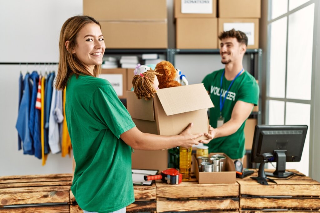 Doar é uma troca de energia, e quem recebe se sente acolhido (Imagem: Krakenimages.com | Shutterstock)