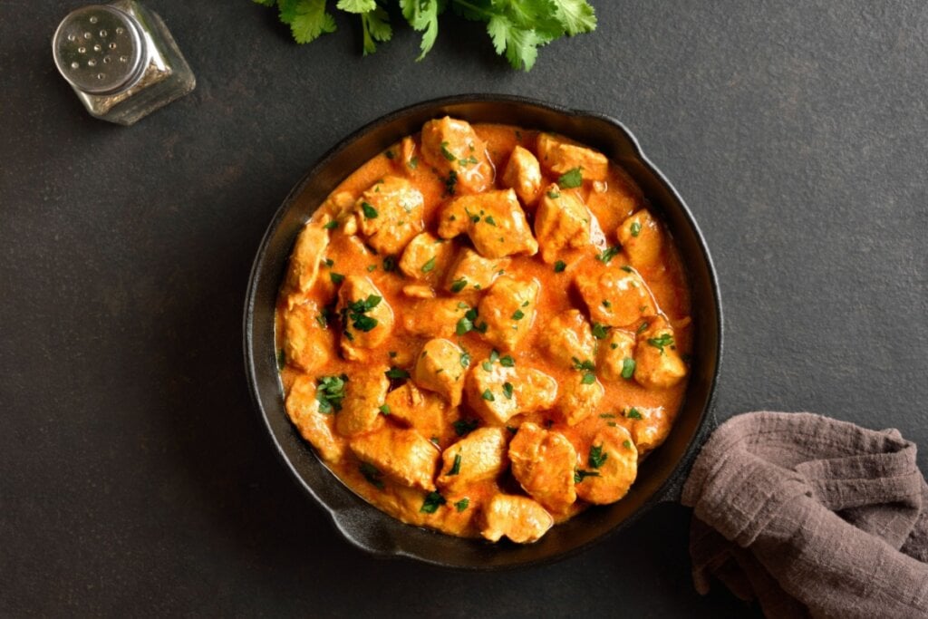 Frango cremoso de uma panela só (Imagem: Tatiana Volgutova | Shutterstock)