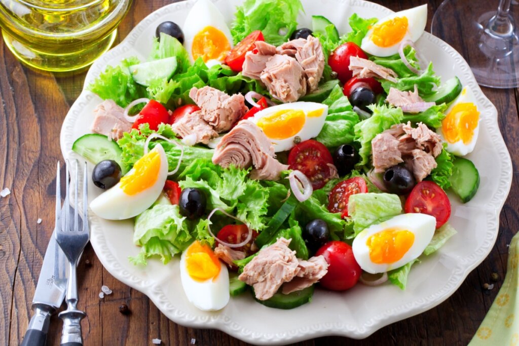 Salada de atum com ovo e legumes (Imagem: KarepaStock | Shutterstock)