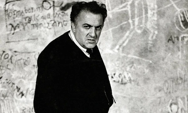 O cineasta Federico Fellini, renomado por clássicos como “La Dolce Vita” e “8½”, morreu de insuficiência cardíaca em 1993, aos 73 anos por Arquivo