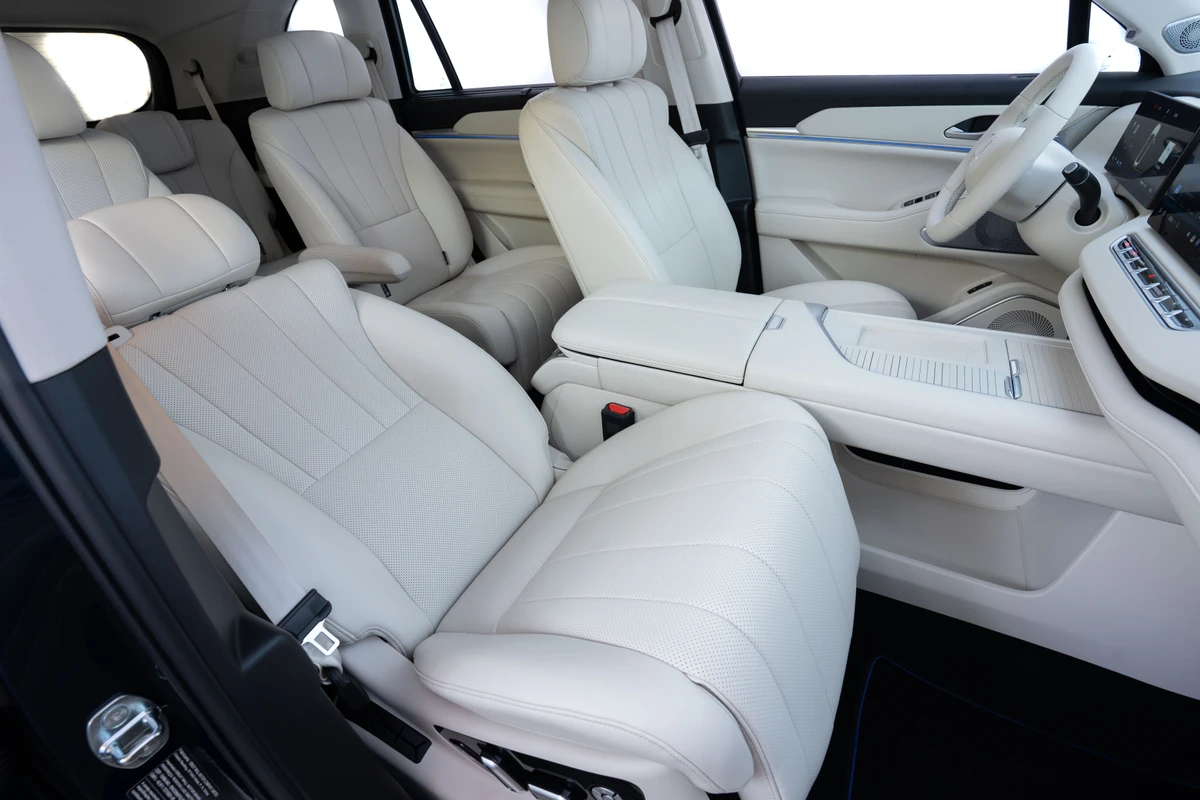 O banco do passageiro pode ser inclinado em 110° por Divulgação