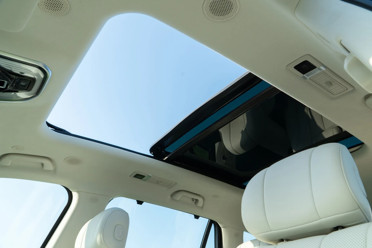 O teto solar panorâmico é um equipamento de série por Divulgação