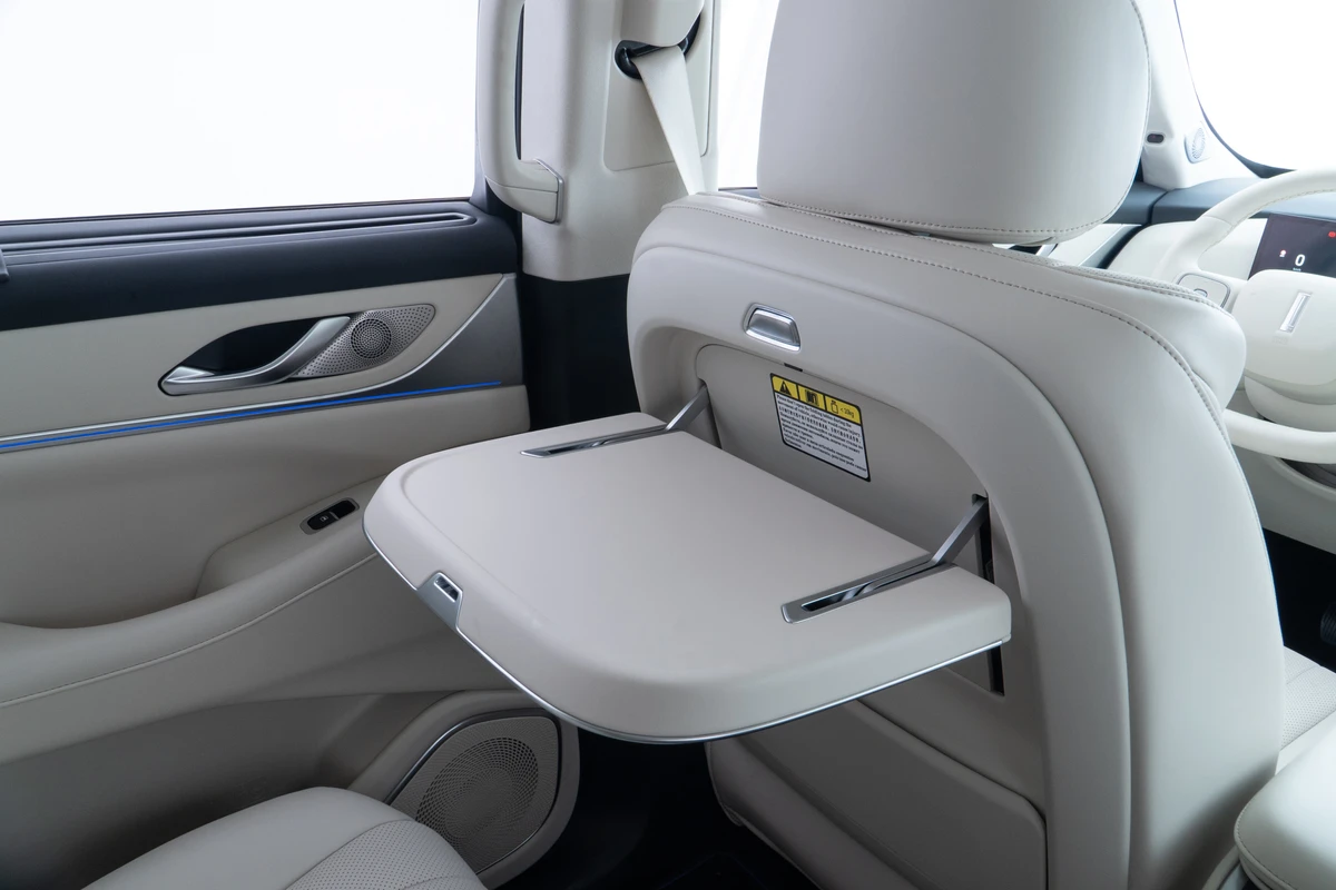 Há uma mesa no estilo de avião na segunda fileira por Divulgação