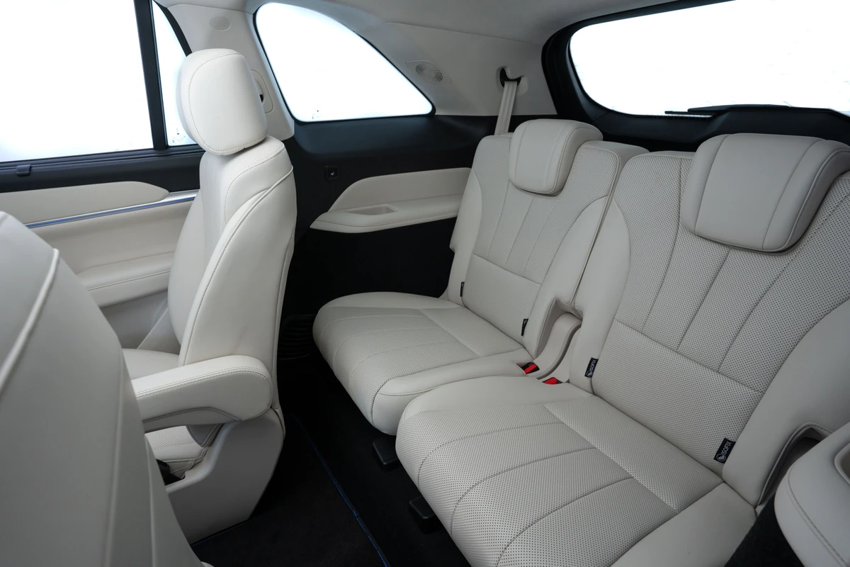 São três fileiras com dois assentos em cada uma por Divulgação