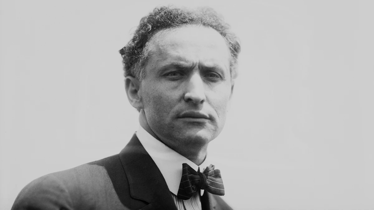 O ilusionista e escapologista Harry Houdini morreu em 1926, aos 52 anos, devido a complicações causadas por uma peritonite após um golpe no abdômen por Reprodução