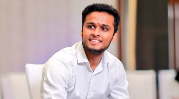 Hitarth Dholakia por Reprodução