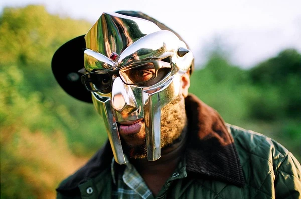 O rapper MF DOOM, conhecido por sua máscara icônica e estilo lírico único, morreu em 2020, aos 49 anos, de maneira inesperada por Divulgação