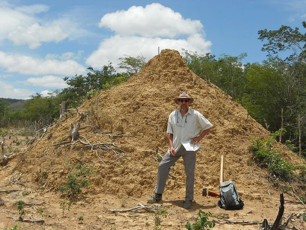 O biólogo Roy Funch, “chapadense com orgulho”, em frente a um dos murundus