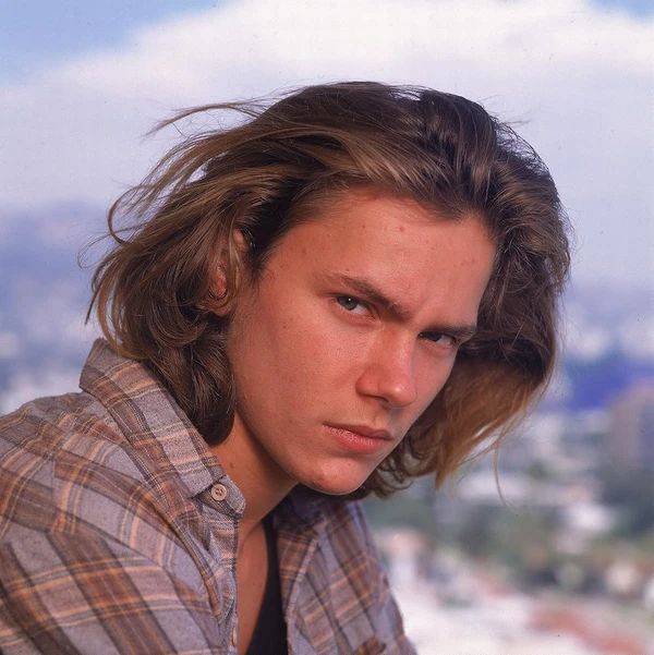 O ator River Phoenix, conhecido por filmes como “Conta Comigo”, morreu em 1993, aos 23 anos, devido a overdose acidental de drogas por Divulgação