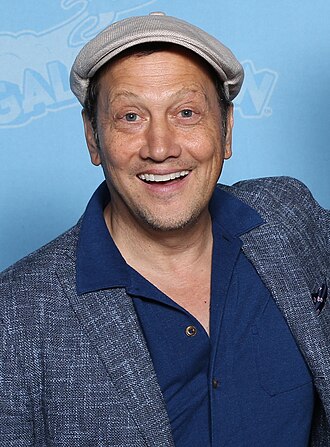 O ator Rob Schneider, conhecido por comédias como “O Tira do Futuro”, nasceu nessa data, em 1963 por Super Festivals