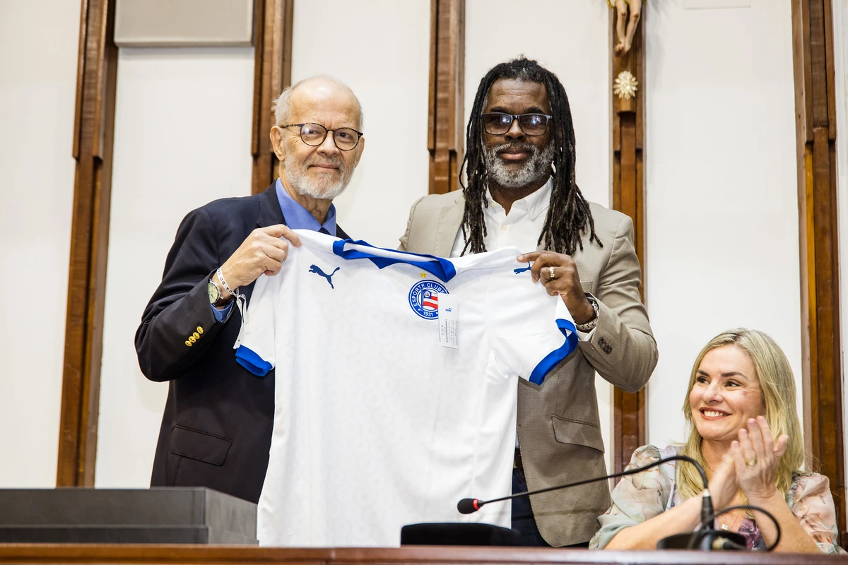 Depois de ser agraciado com título de cidadão baiano, presidente do Ibram, Raul Jungmann, ganha camisa do Bahia de presente por Divulgação Ibram