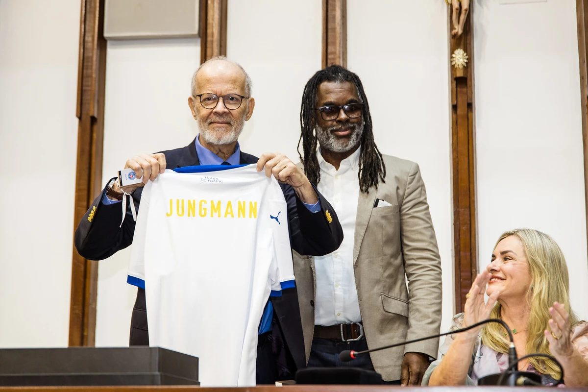 Depois de ser agraciado com título de cidadão baiano, presidente do Ibram, Raul Jungmann, ganha camisa do Bahia de presente por Divulgação Ibram