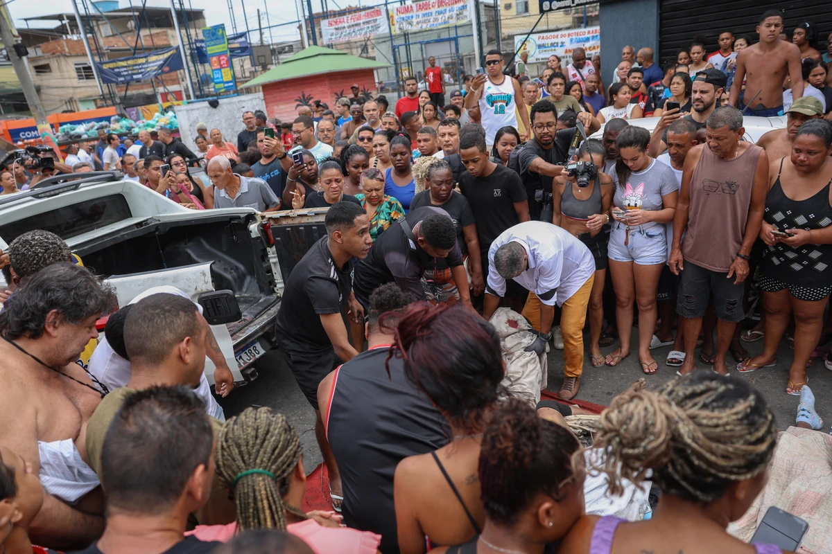128 Mortos na Megaoperação do Policia do Rio de Janeiro contra o Comando Vermelho. Centenas de corpos são trazidos por moradores para a Praça São Lucas, na Penha, zona norte do Rio de Janeiro por Tomaz Silva /Agência Brasil