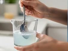 Imagem - Truque de lavanderia: vinagre com sabão líquido limpa, amacia e conserva as cores das roupas