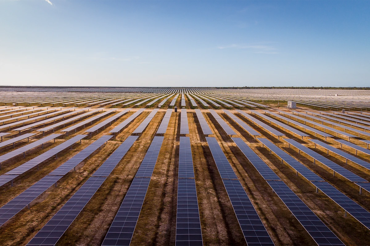 A energia solar contratada pela Rede D’Or é gerada no Complexo Solar Fotovoltaico de Lagoinha, no Ceará. O complexo reúne 337 mil painéis solares em uma área de 304 hectares