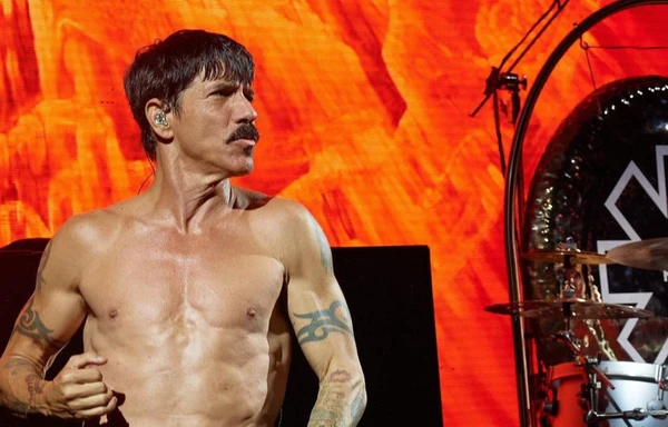 Nascido em 1962, Anthony Kiedis é cantor norte-americano, vocalista e cofundador da banda Red Hot Chili Peppers por Reprodução