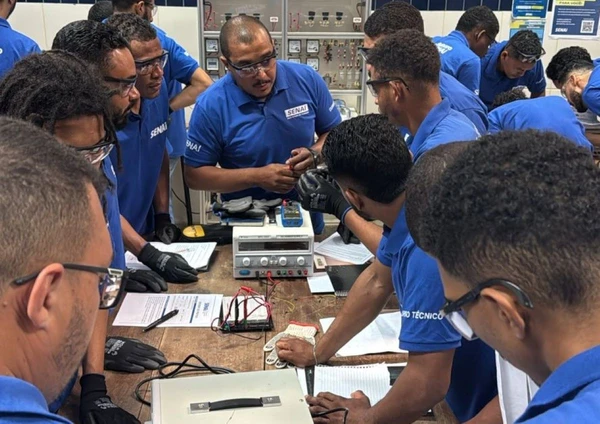 Aula prática no Laboratório Senai por SENAI/DIVULGAÇÃO