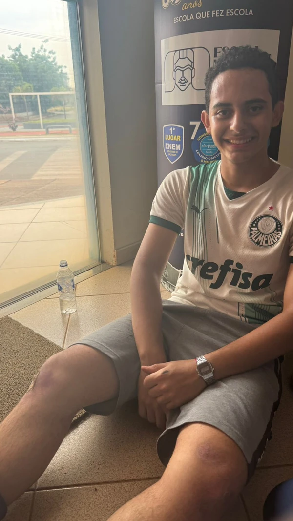 Baiano percorre 4 quilômetros ajoelhado até escola após virada histórica do Palmeiras por Reprodução