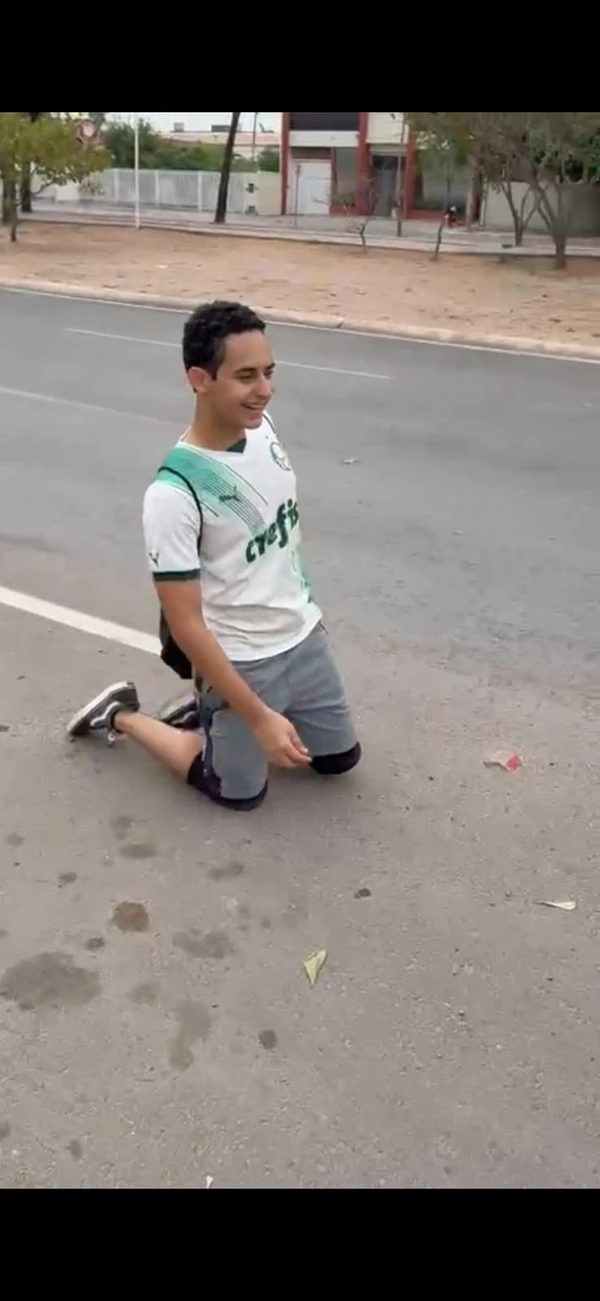 Baiano percorre 4 quilômetros ajoelhado até escola após virada histórica do Palmeiras por Reprodução