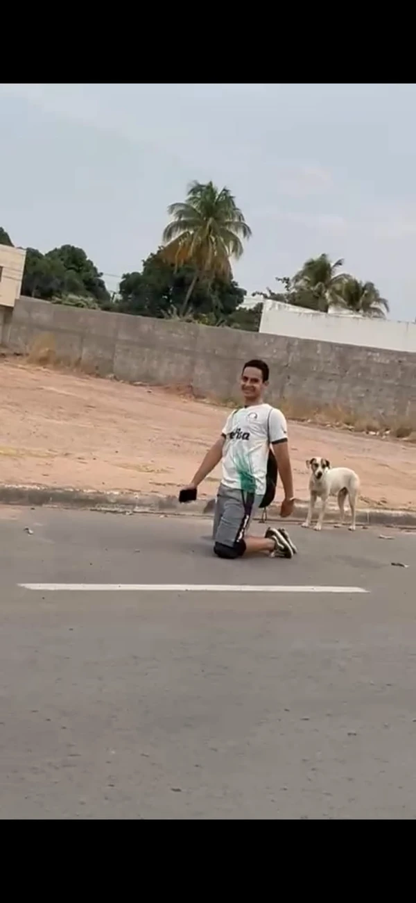 Baiano percorre 4 quilômetros ajoelhado até escola após virada histórica do Palmeiras por Reprodução