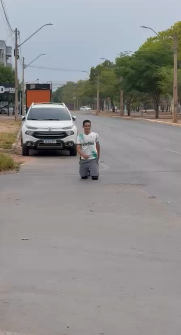 Baiano percorre 4 quilômetros ajoelhado até escola após virada histórica do Palmeiras por Reprodução