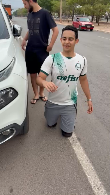 Baiano percorre 4 quilômetros ajoelhado até escola após virada histórica do Palmeiras por Reprodução