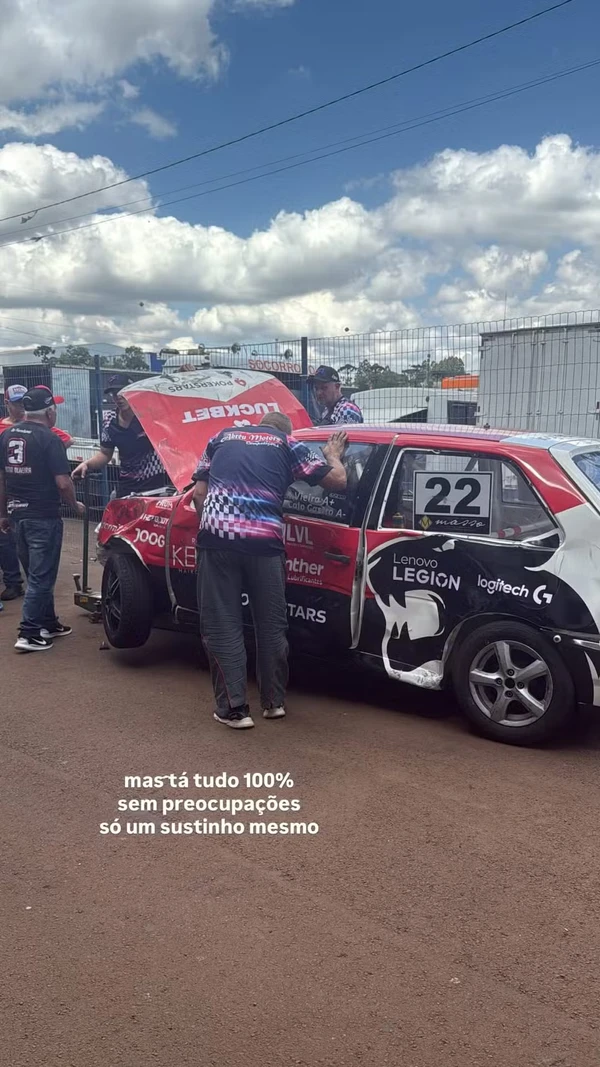 Carro de Caio Castro após batida por Reprodução