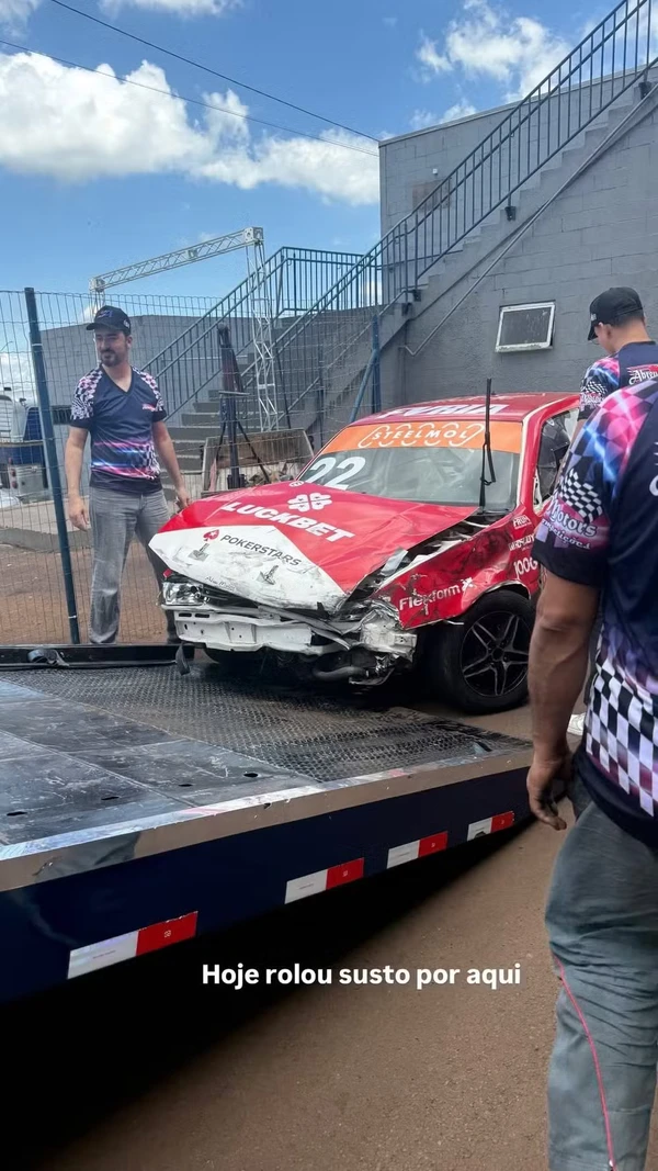 Carro de Caio Castro após batida por Reprodução