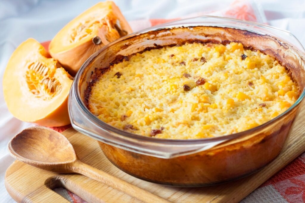Arroz de forno com carne-seca e abóbora (Imagem: TYNZA | Shutterstock)