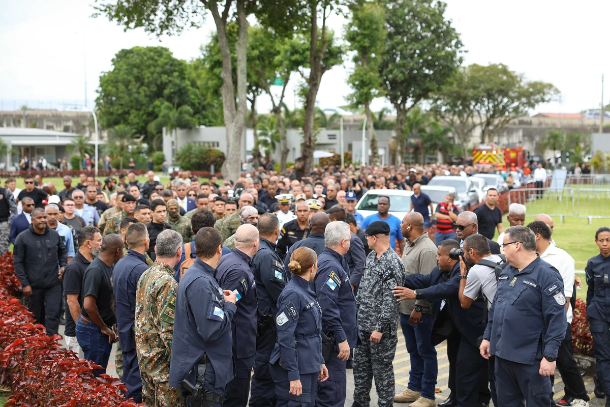 Enterro do sargento da Polícia Militar, Heber Carvalho da Fonseca no Cemitério Jardim da Saudade, em Sulacap, no Rio de Janeiro por Tomaz Silva/Agência Brasil