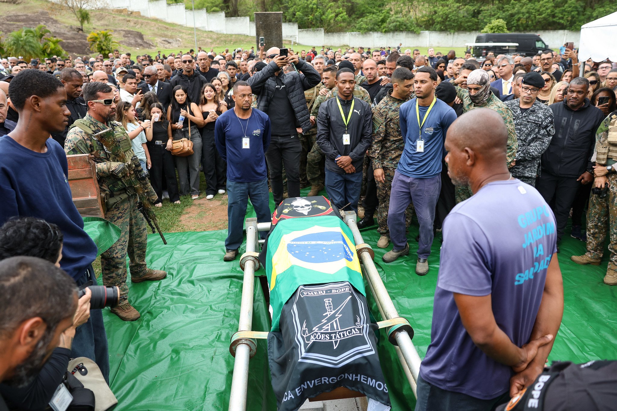 Enterro do sargento da Polícia Militar, Heber Carvalho da Fonseca no Cemitério Jardim da Saudade, em Sulacap, no Rio de Janeiro por Tomaz Silva/Agência Brasil