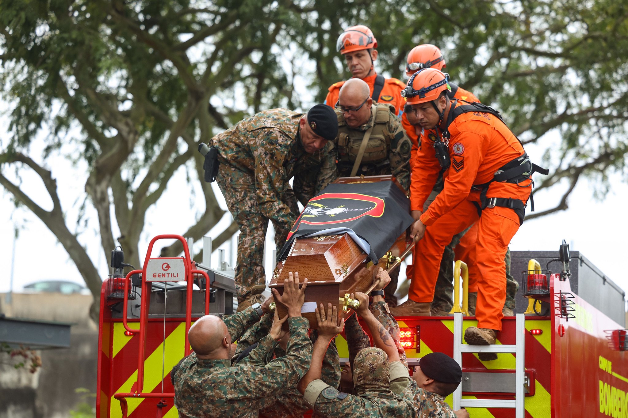 Enterro do sargento da Polícia Militar, Heber Carvalho da Fonseca no Cemitério Jardim da Saudade, em Sulacap, no Rio de Janeiro por Tomaz Silva/Agência Brasil