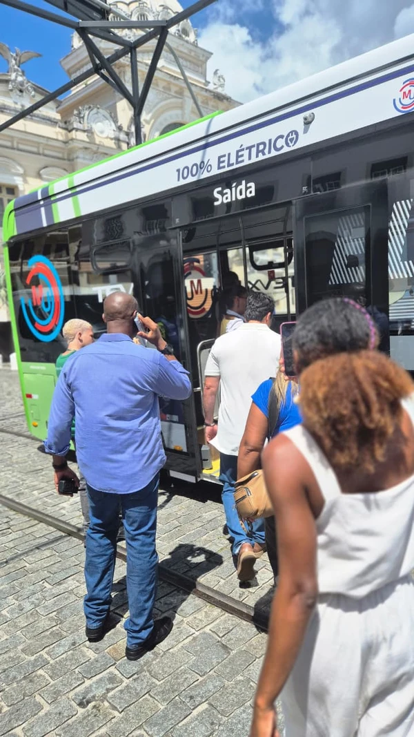 Inauguração da linha experimental utilizando ônibus 100% elétrico, ligando a Praça da Sé ao Largo do Campo Grande por Moysés Suzart