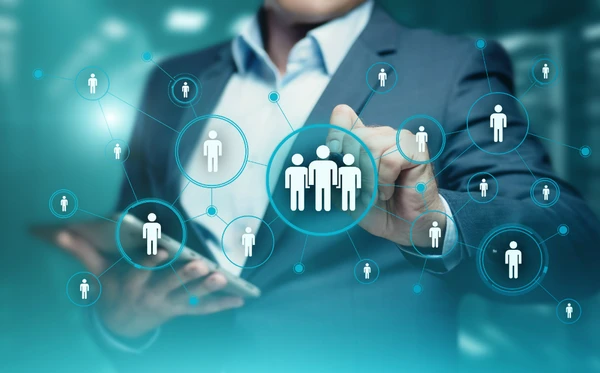 O foco no investimento em IA implica que algumas funções mais rotineiras podem ser mais vulneráveis aos cortes