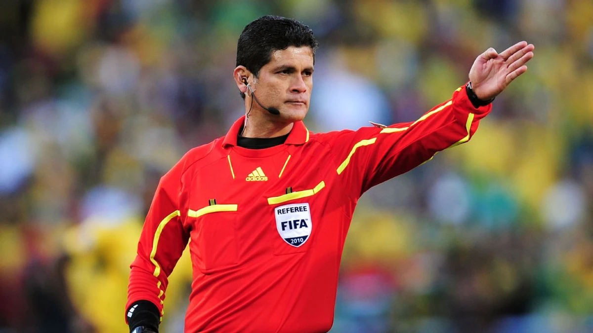 Nascido em 1969, Óscar Ruiz é árbitro de futebol colombiano, renomado por apitar jogos internacionais e competições da FIFA por Reprodução