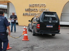 Imagem - Últimos corpos de pessoas mortas em operação no Rio deixam o IML: ' é muita dor'