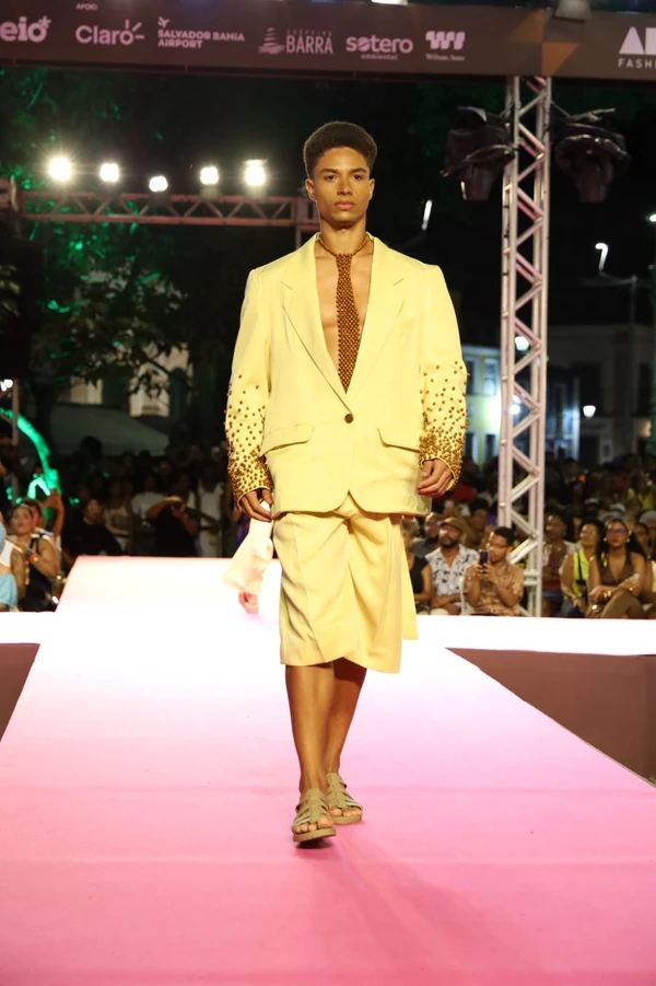 Bloco Raiz exaltou tradições afro-brasileiras, com tons terrosos e fibras naturaisModelos desfilam marcas baianas no bloco Raizes  por Renata Marques