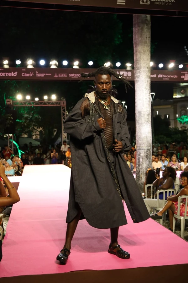 Bloco Raiz exaltou tradições afro-brasileiras, com tons terrosos e fibras naturaisModelos desfilam marcas baianas no bloco Raizes  por Renata Marques