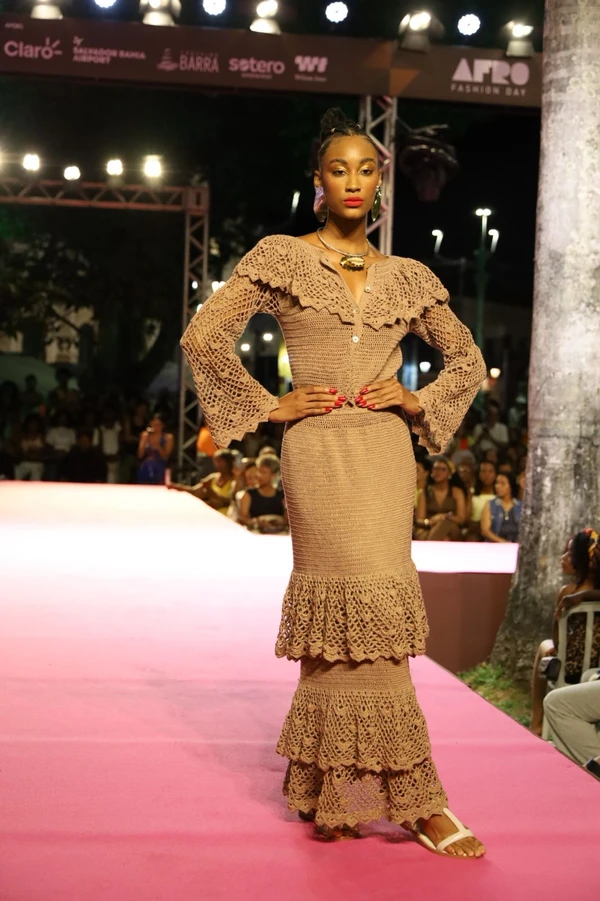 Bloco Raiz exaltou tradições afro-brasileiras, com tons terrosos e fibras naturaisModelos desfilam marcas baianas no bloco Raizes  por Renata Marques