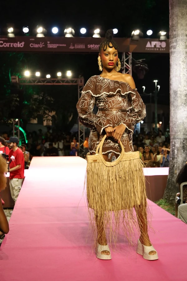 Bloco Raiz exaltou tradições afro-brasileiras, com tons terrosos e fibras naturaisModelos desfilam marcas baianas no bloco Raizes  por Renata Marques