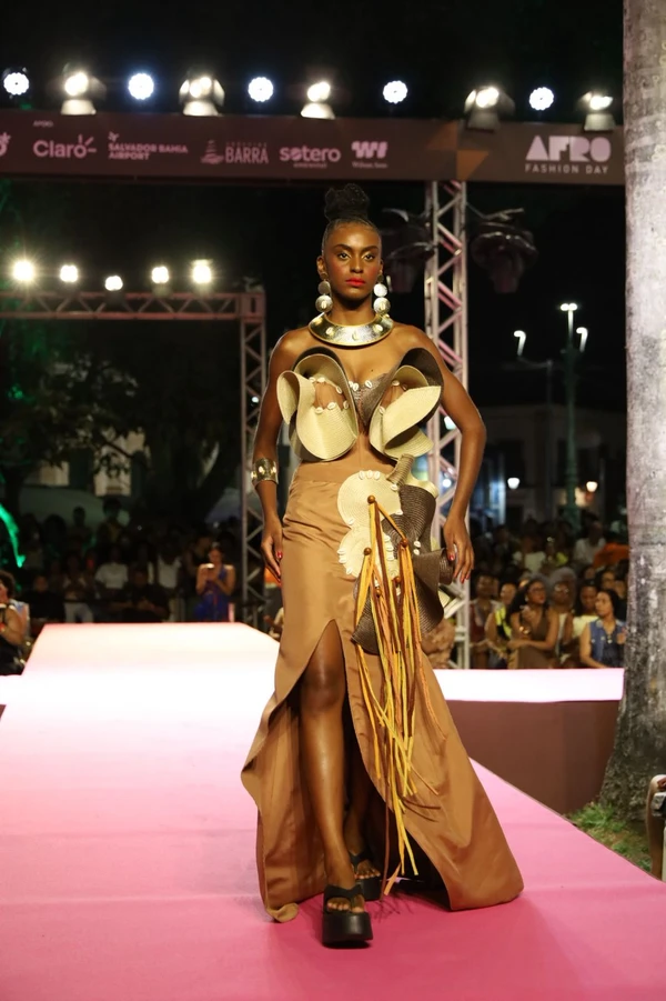 Bloco Raiz exaltou tradições afro-brasileiras, com tons terrosos e fibras naturaisModelos desfilam marcas baianas no bloco Raizes  por Renata Marques