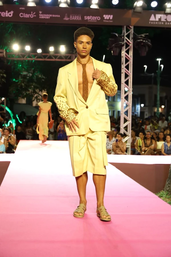 Bloco Raiz exaltou tradições afro-brasileiras, com tons terrosos e fibras naturaisModelos desfilam marcas baianas no bloco Raizes  por Renata Marques